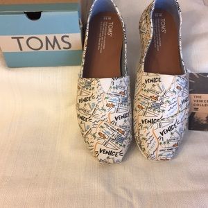 NWT!  TOMS women’s shoes. SZ 10